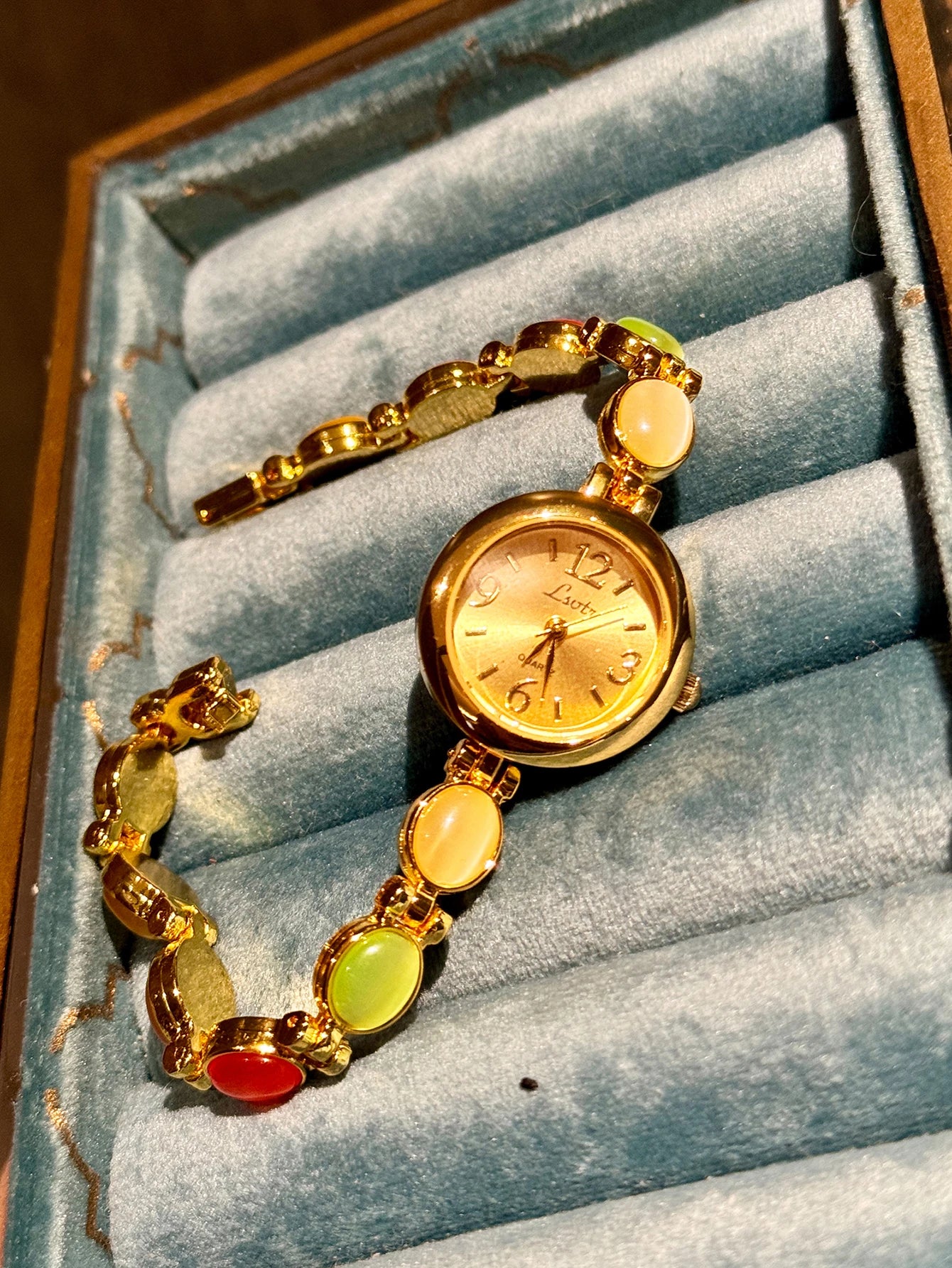 Noelia - Retro horloge met veelkleurige armband-stijl kettingaccenten en comfortabele polspasvorm