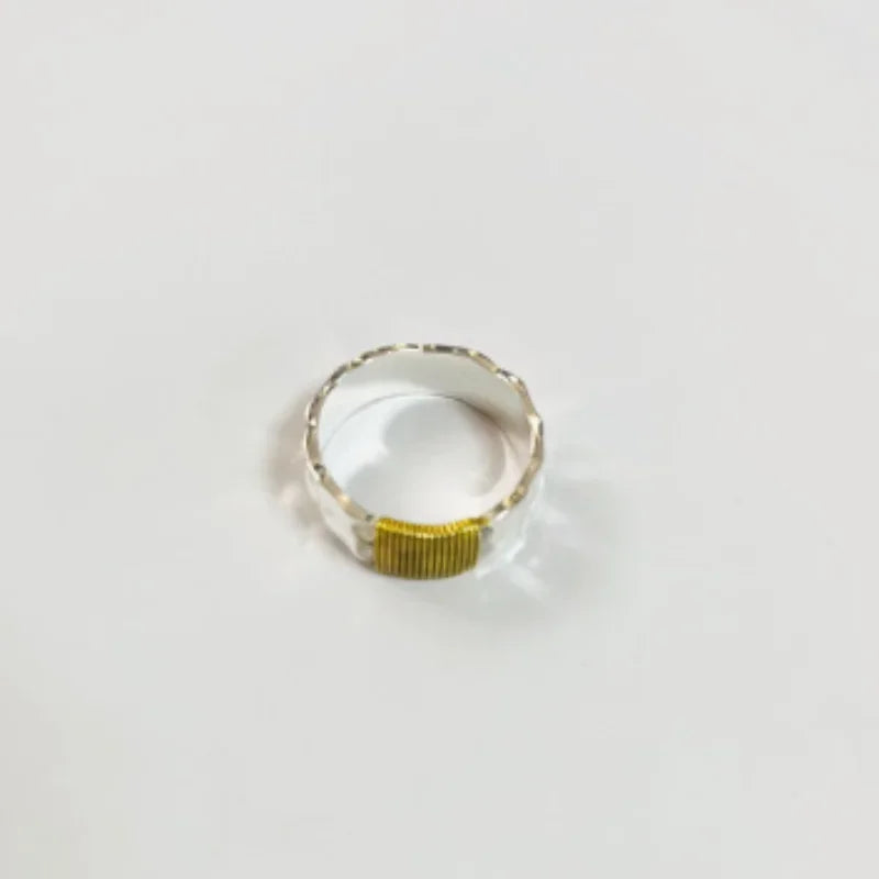 Jolene – Stijlvolle brede bandring met draadwikkelaccent en gehamerd detail