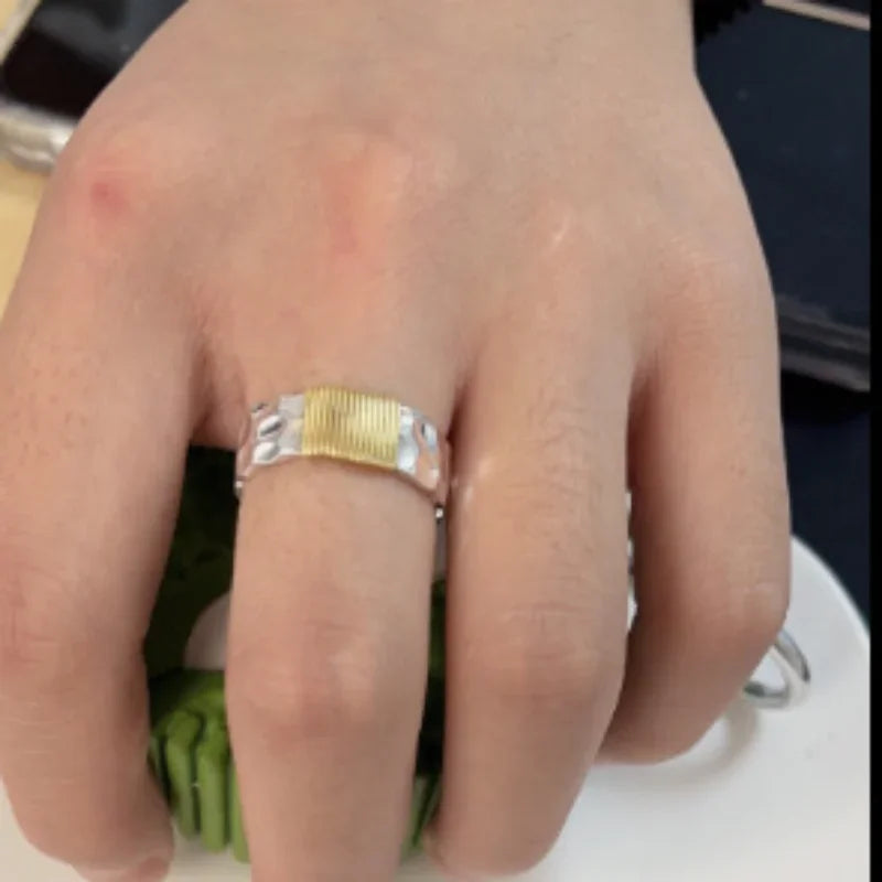Jolene – Stijlvolle brede bandring met draadwikkelaccent en gehamerd detail