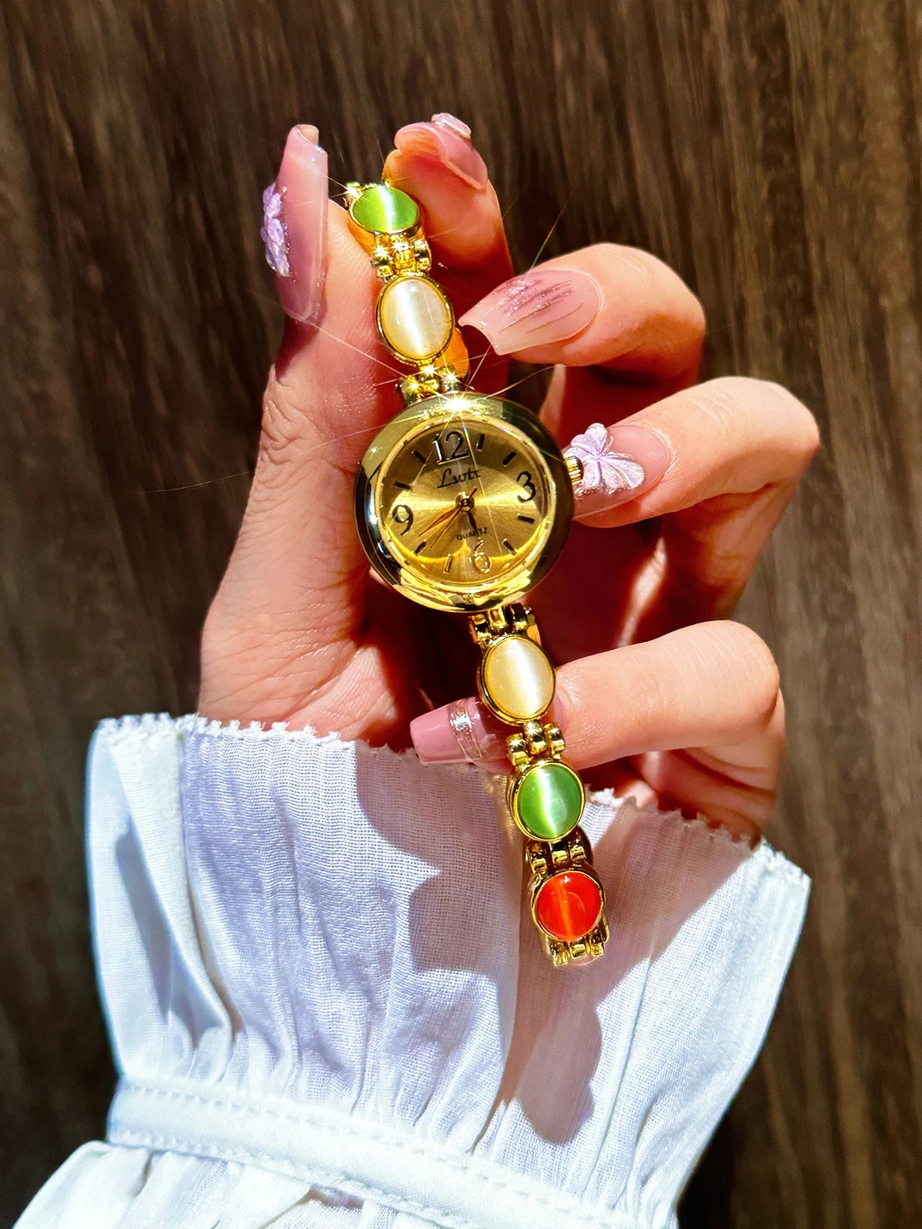 Noelia - Retro horloge met veelkleurige armband-stijl kettingaccenten en comfortabele polspasvorm