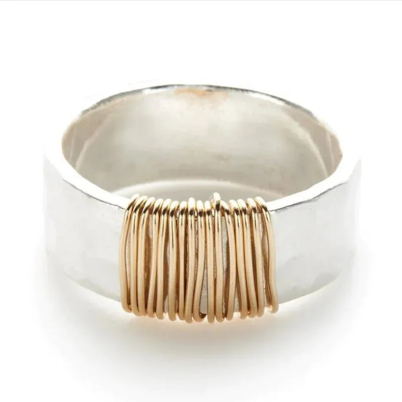 Jolene – Stijlvolle brede bandring met draadwikkelaccent en gehamerd detail
