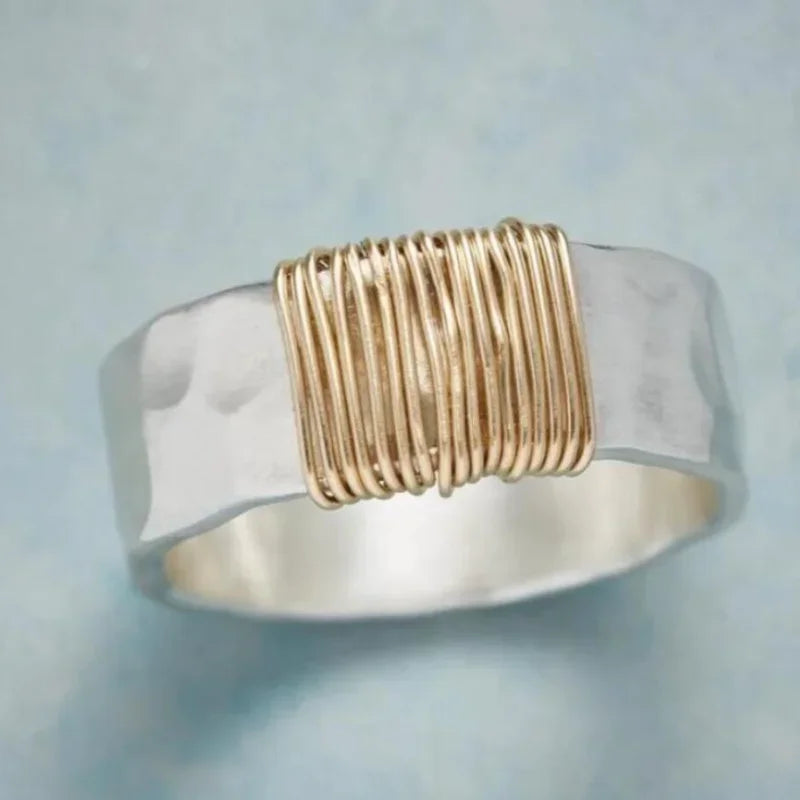 Jolene – Stijlvolle brede bandring met draadwikkelaccent en gehamerd detail