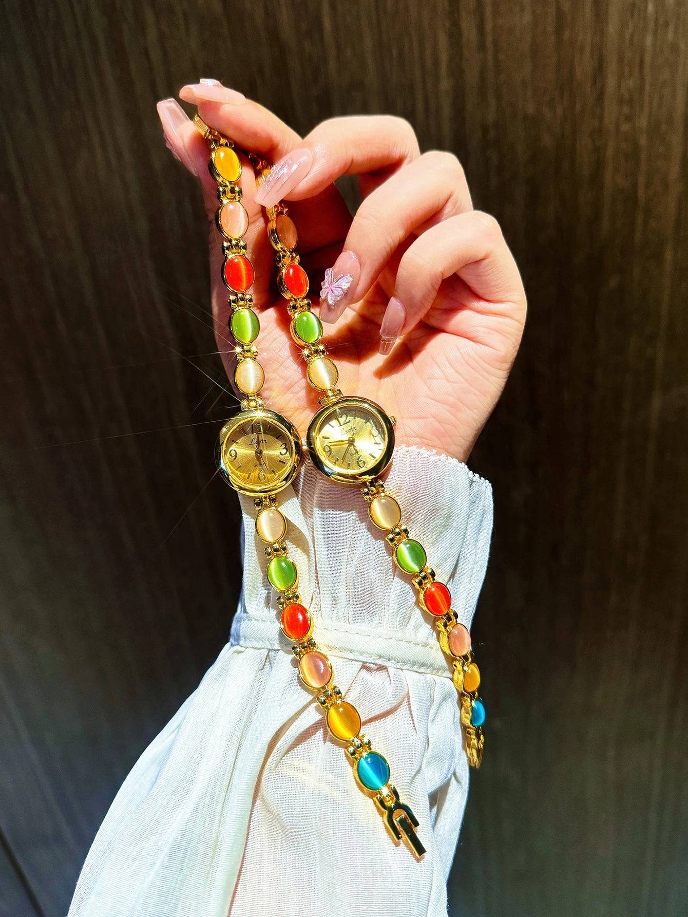 Noelia - Retro horloge met veelkleurige armband-stijl kettingaccenten en comfortabele polspasvorm