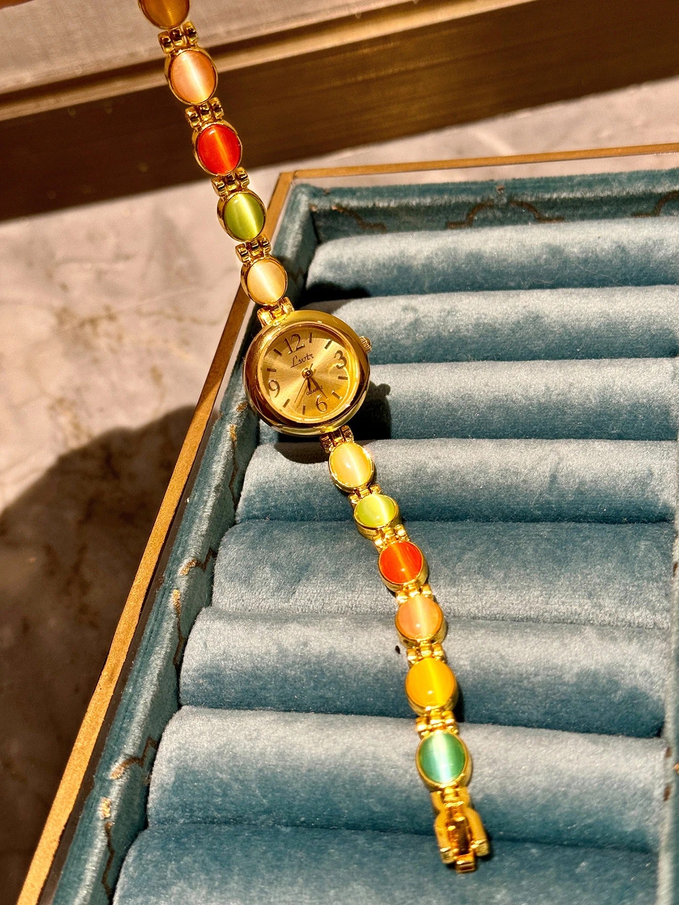 Noelia - Retro horloge met veelkleurige armband-stijl kettingaccenten en comfortabele polspasvorm