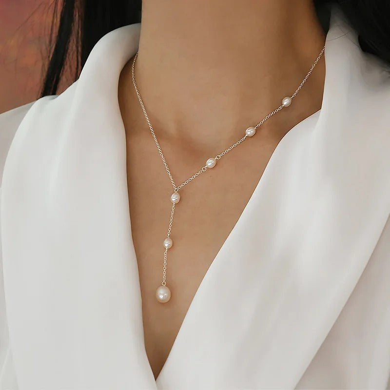 Elara – Elegante gelaagde hangerketting met gladde afwerking en parelbedel