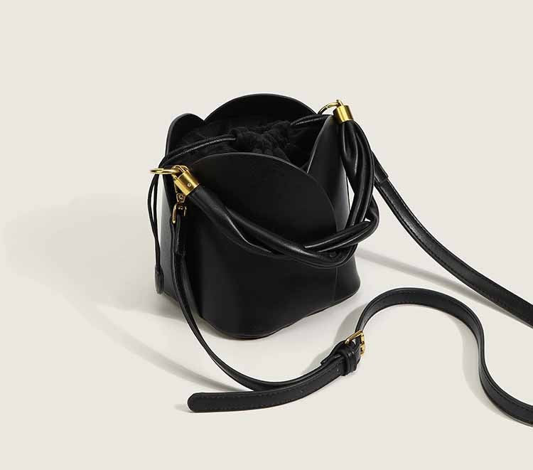 Lily - Elegante bucket bag met bloemmotief en koordsluiting