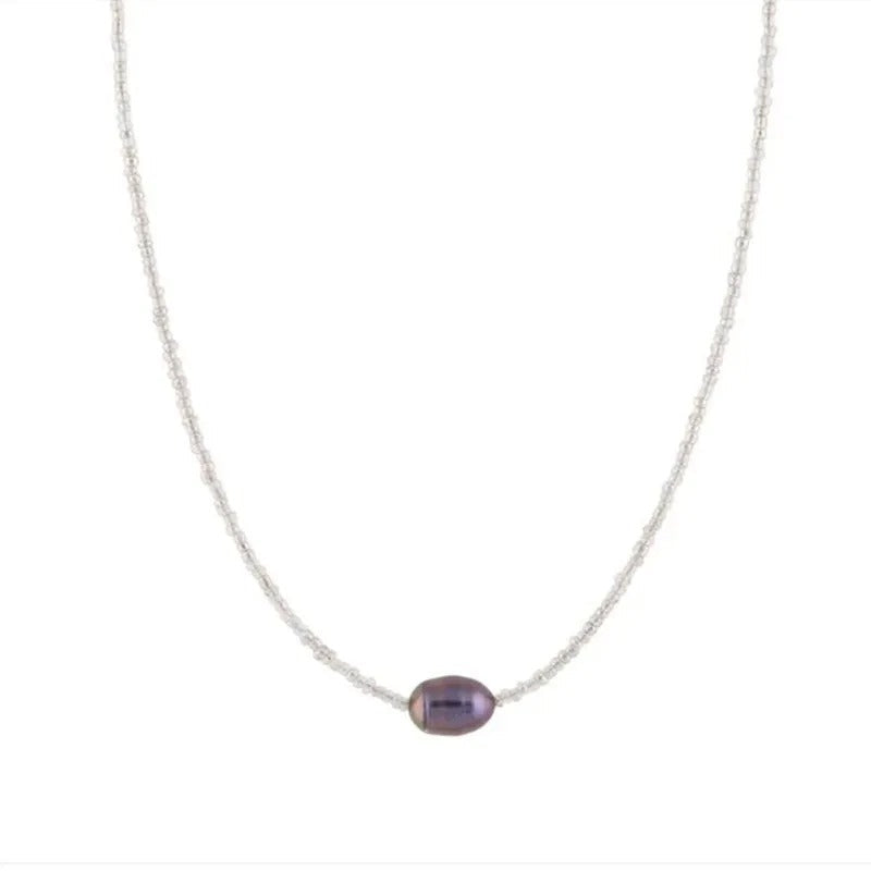 Joly – Moderne meerstrengige ketting met elegante parelaccenten en een opvallend middelpunt