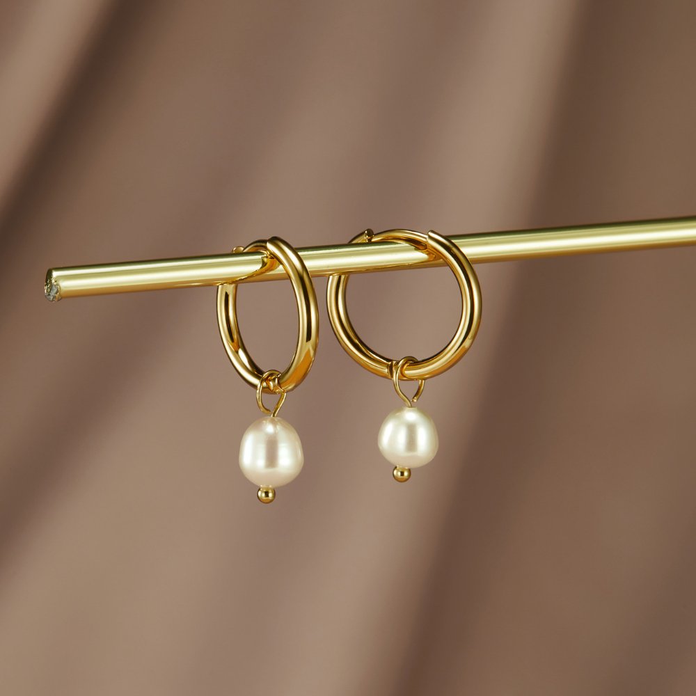 Elara – Elegante creolen met gebogen druppelontwerp en barokke bedel