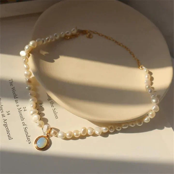 Celene – Onregelmatige hangerketting met halvemaanvormige bedel en abstracte vormen