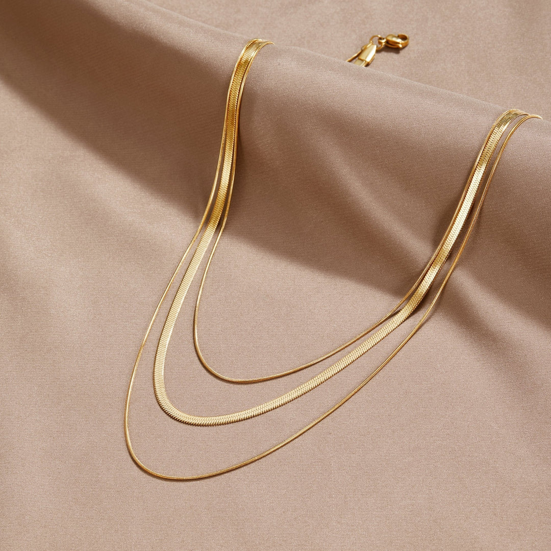 Liora – Elegante collar de cadena en capas con eslabones escalonados y efecto drapeado esculpido