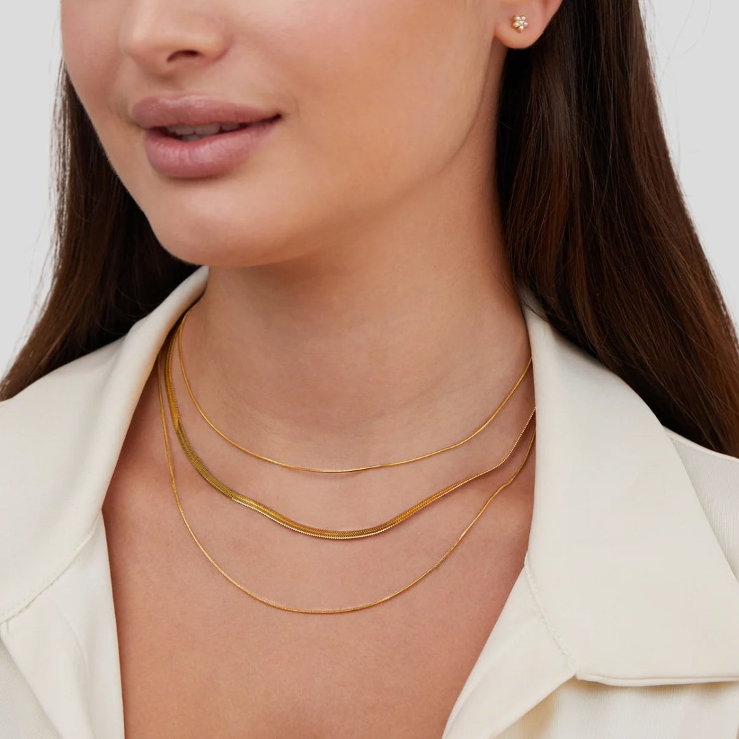 Liora – Elegante collar de cadena en capas con eslabones escalonados y efecto drapeado esculpido