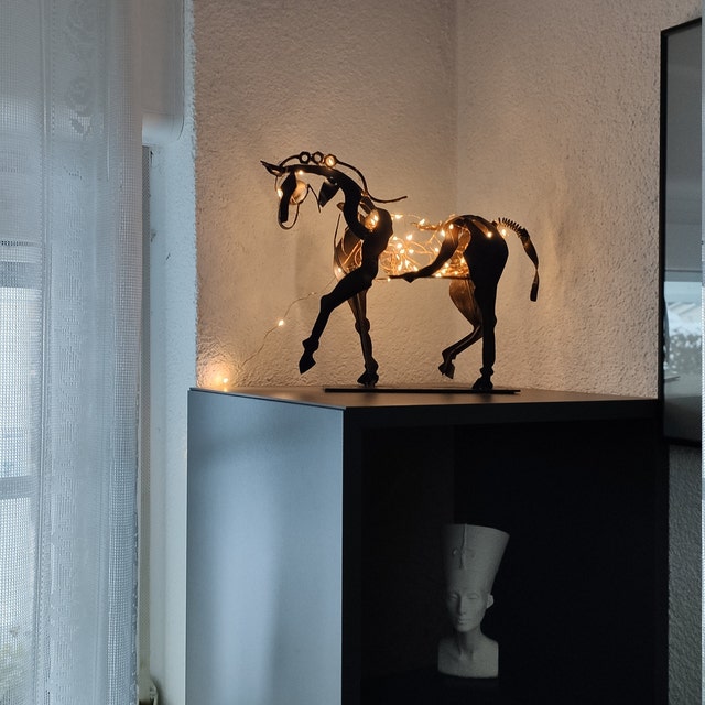 HorseAura - Artisanale metalen paardensculptuur voor paardenliefhebbers