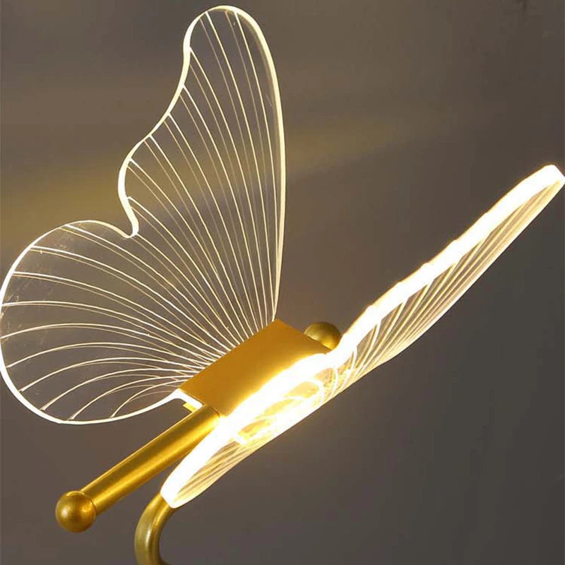 ButterGlow - Luxe vlindertafellamp met gebogen voet en gelaagde gevleugelde accenten