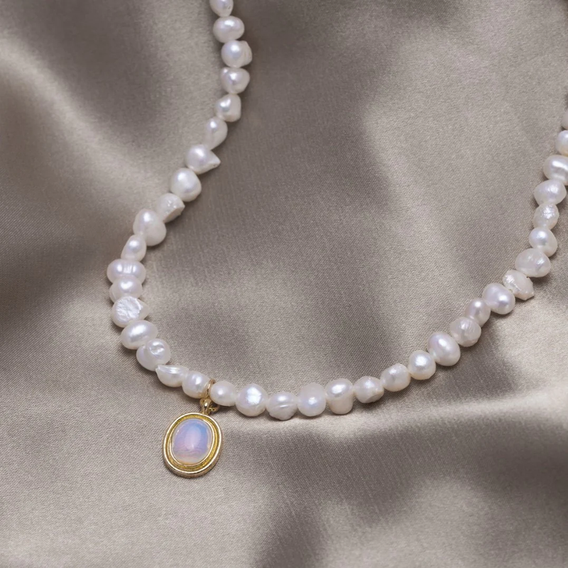 Celene – Onregelmatige hangerketting met halvemaanvormige bedel en abstracte vormen