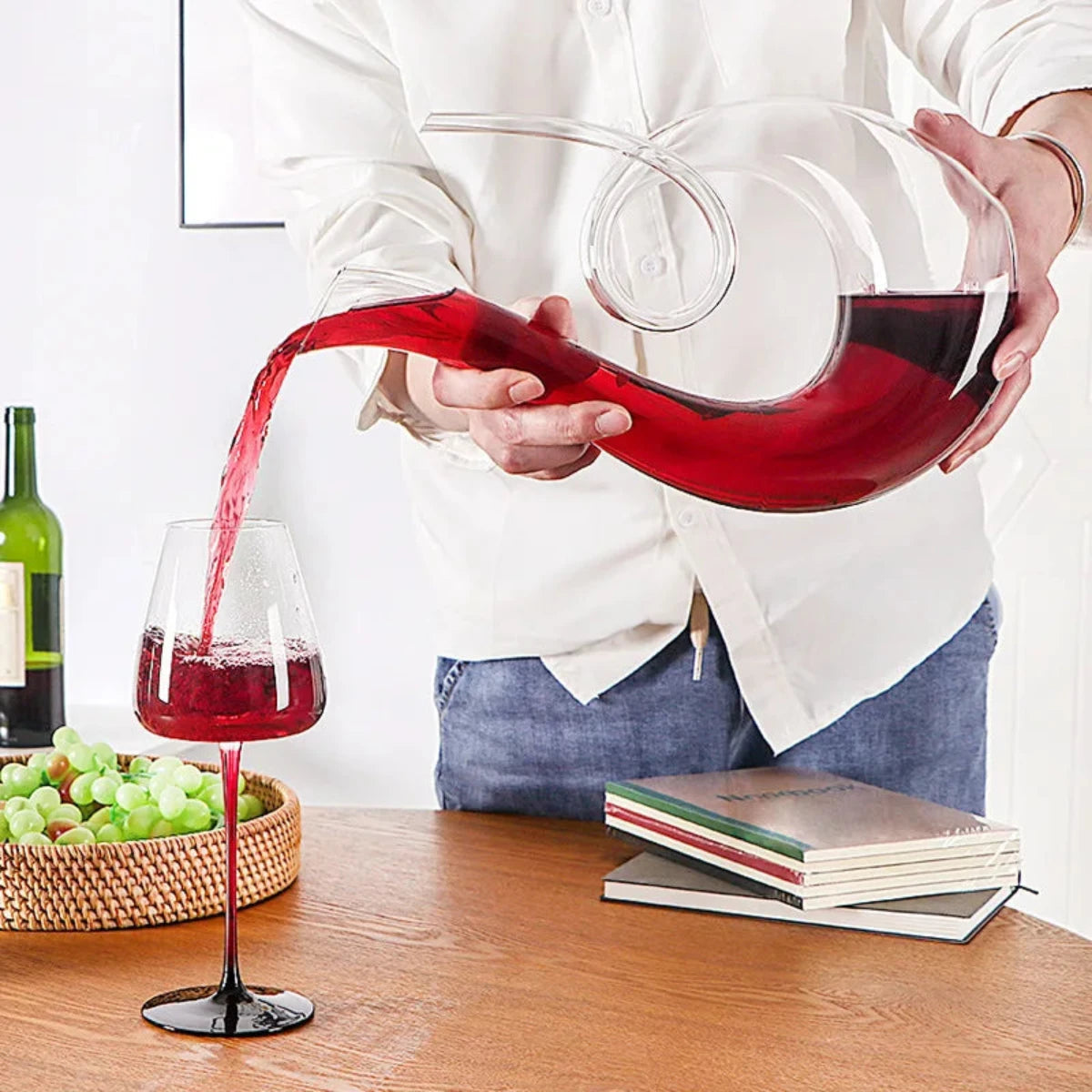 VinoCraft – Elegant swirling wine decanter with refined shape for enhanced aroma and easy serving
