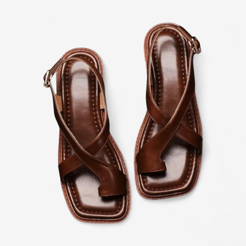 Liora – Sandalen met kruisbandjes en gesp