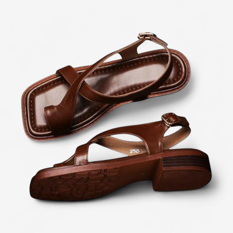 Liora – Sandalen met kruisbandjes en gesp