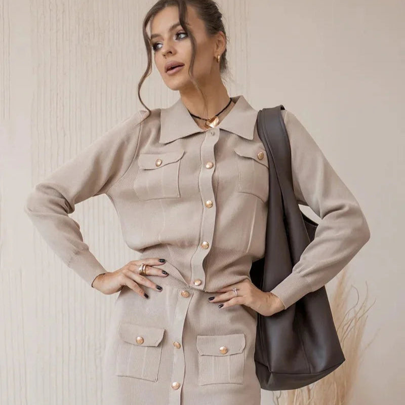 Olivia – Elegante blazer en rokset met decoratieve zakken