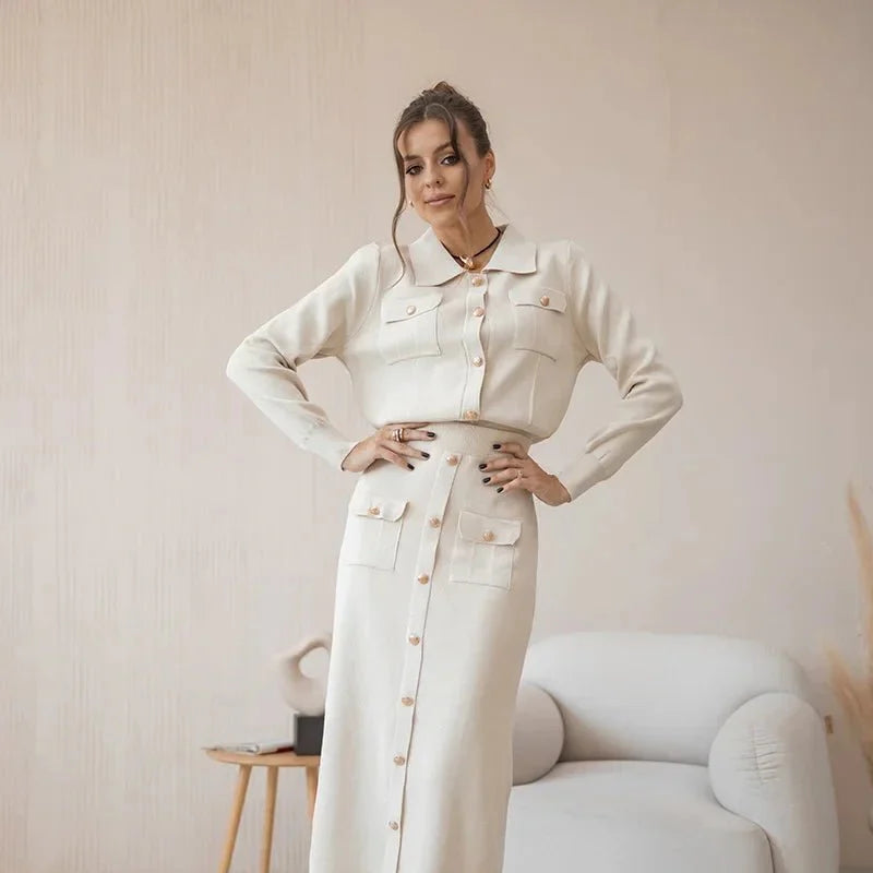 Olivia – Elegante blazer en rokset met decoratieve zakken