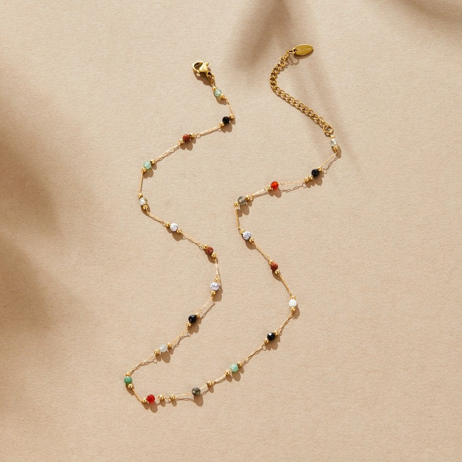 Sierra – Elegante kralenketting met gelaagde kleurrijke strengaccenten