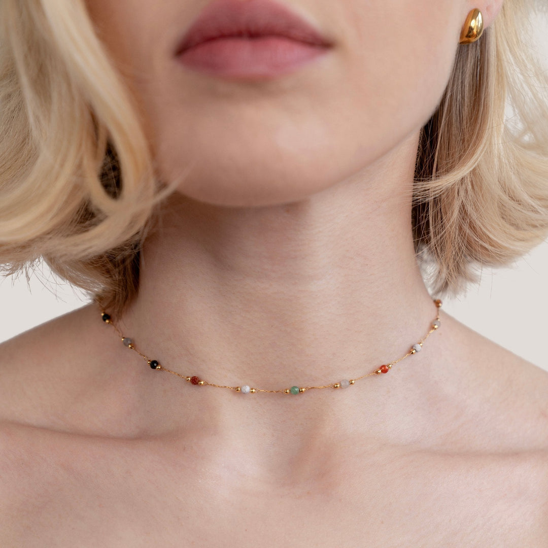 Sierra – Elegante kralenketting met gelaagde kleurrijke strengaccenten