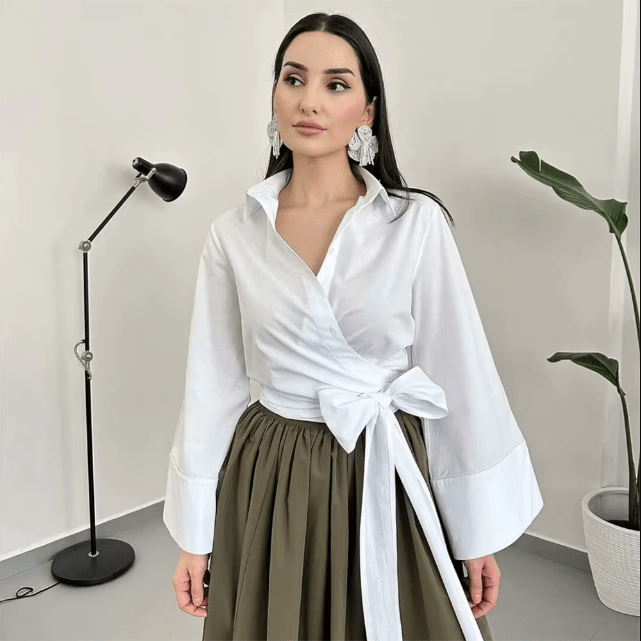 Elena - Stijlvolle wikkelblouse met klokmouwen