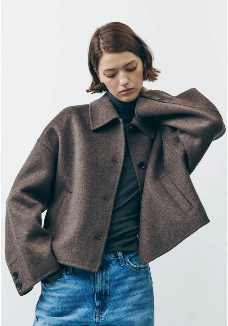 Bella - Chique Cropped Jacket met een klassieke knoopsluiting en een relaxte pasvorm