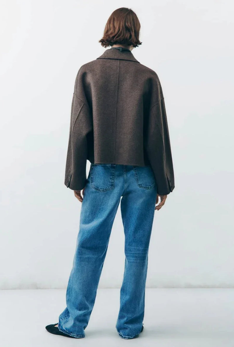 Bella - Chique Cropped Jacket met een klassieke knoopsluiting en een relaxte pasvorm