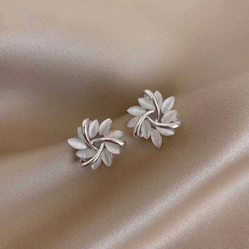 Lyra – Bloemenoorbellen met bloemblaadjesaccenten en elegante details