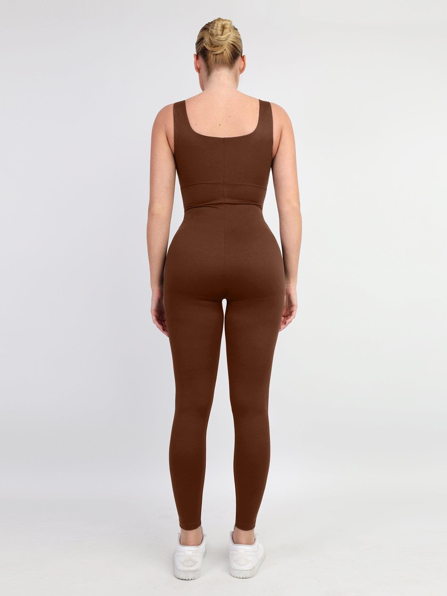 Ayla - Getailleerde jumpsuit met vierkante halslijn en open rug