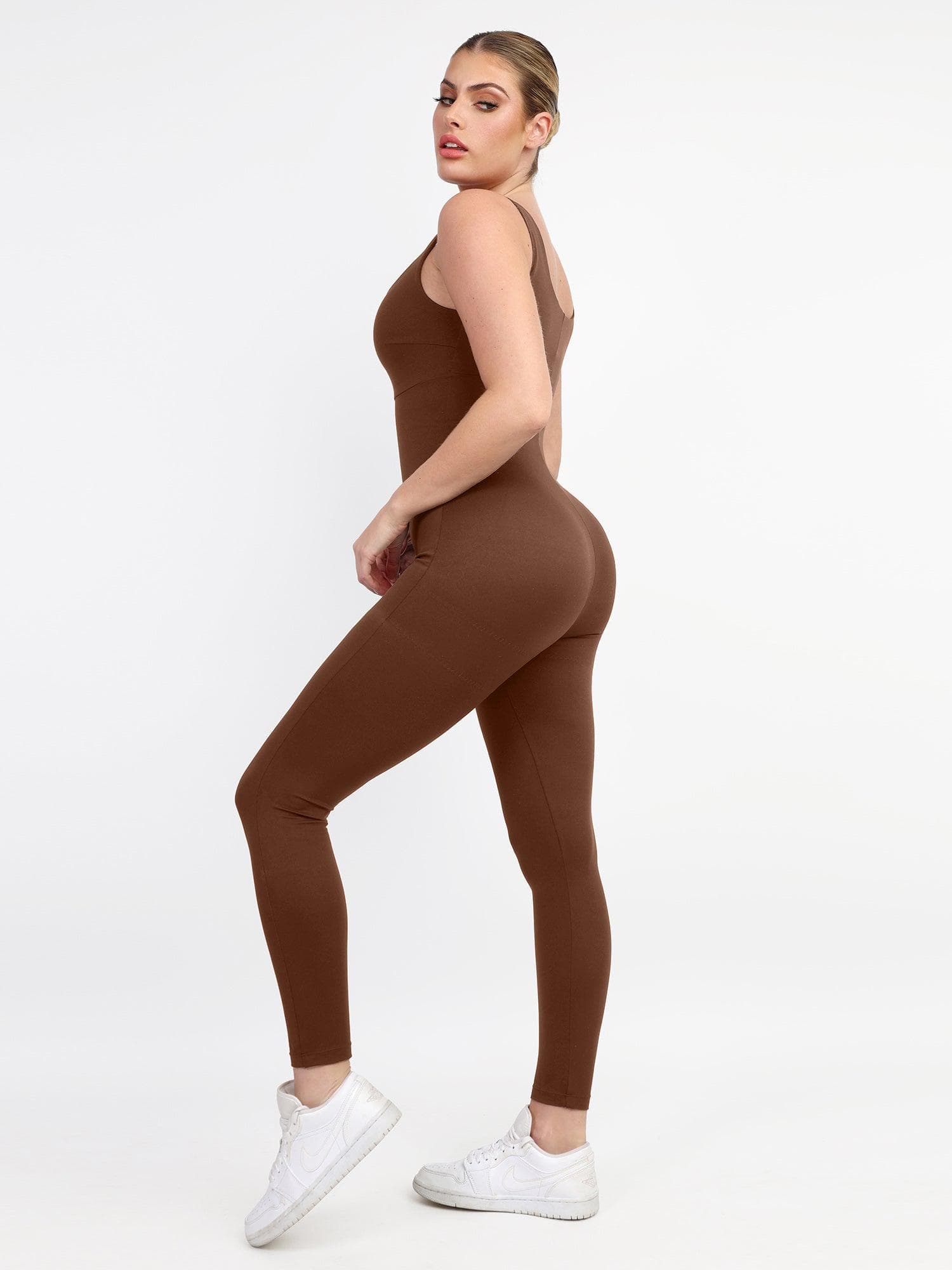 Ayla - Getailleerde jumpsuit met vierkante halslijn en open rug