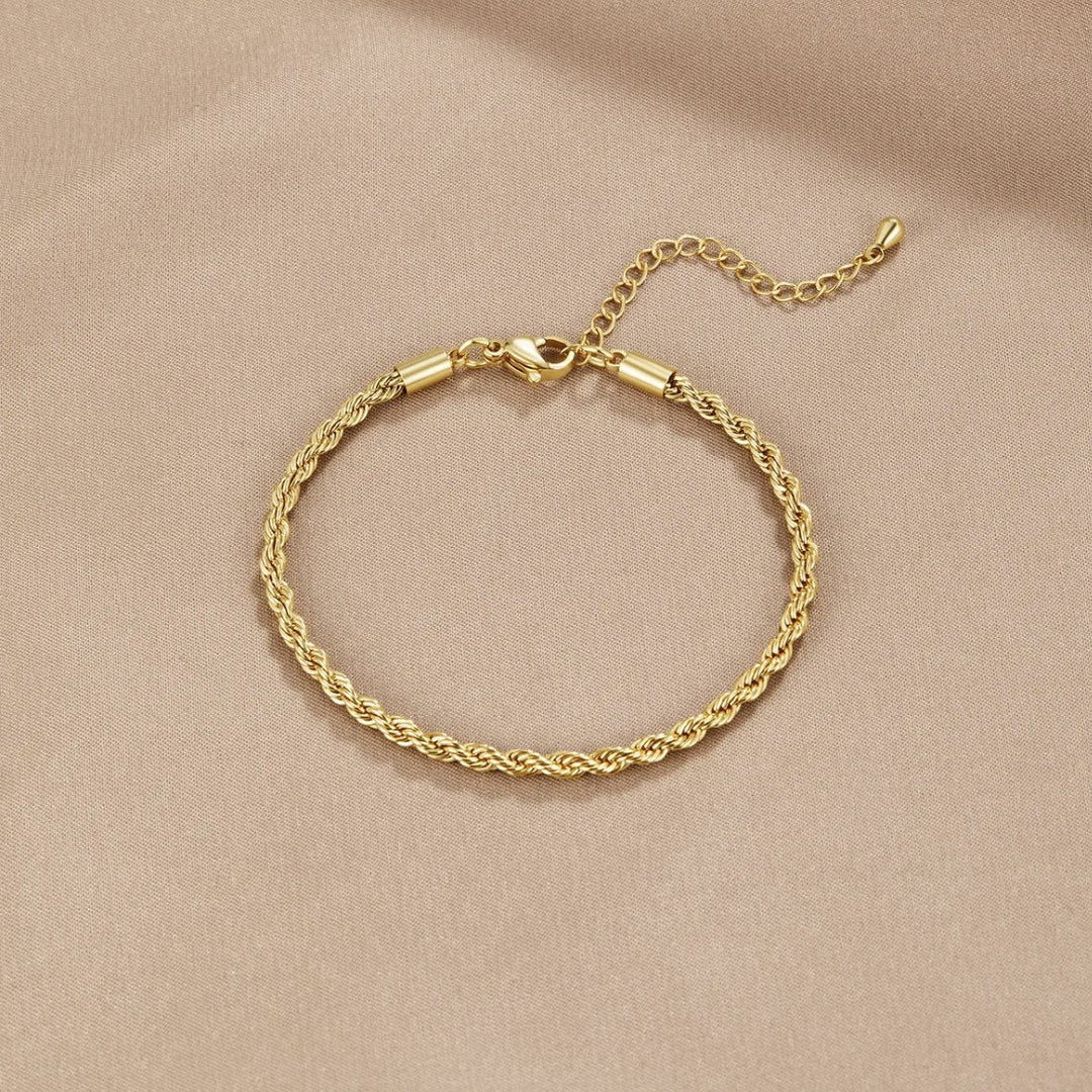Serena – Gedraaide touwarmband met gebogen vorm en verstelbare sluiting