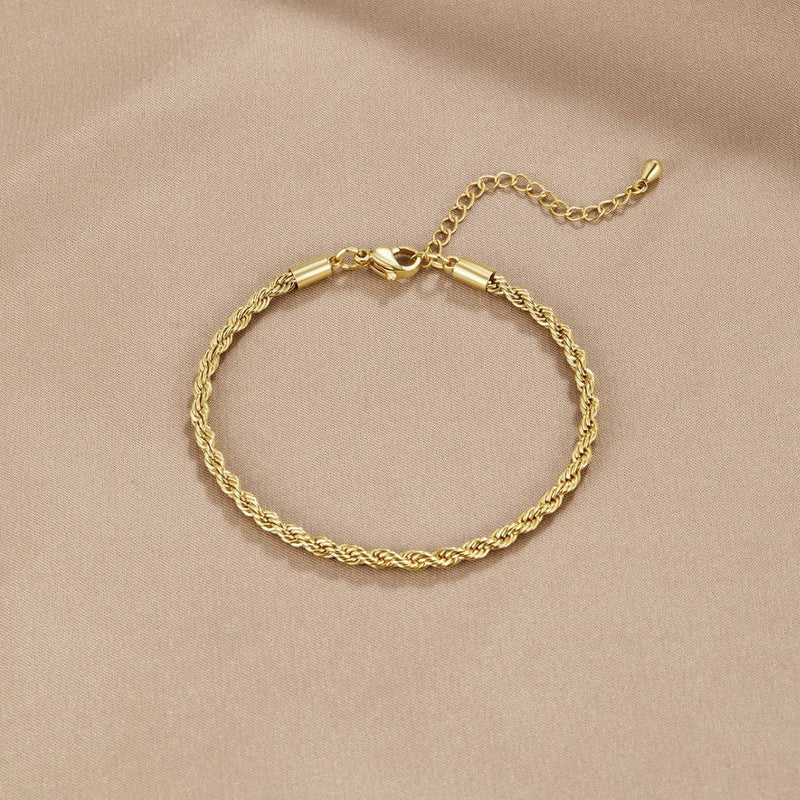 Serena – Gedraaide touwarmband met gebogen vorm en verstelbare sluiting