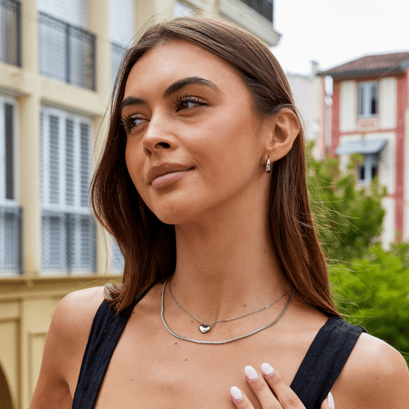 Ayla – Pendientes clásicos con acabado redondeado y un sutil brillo pulido