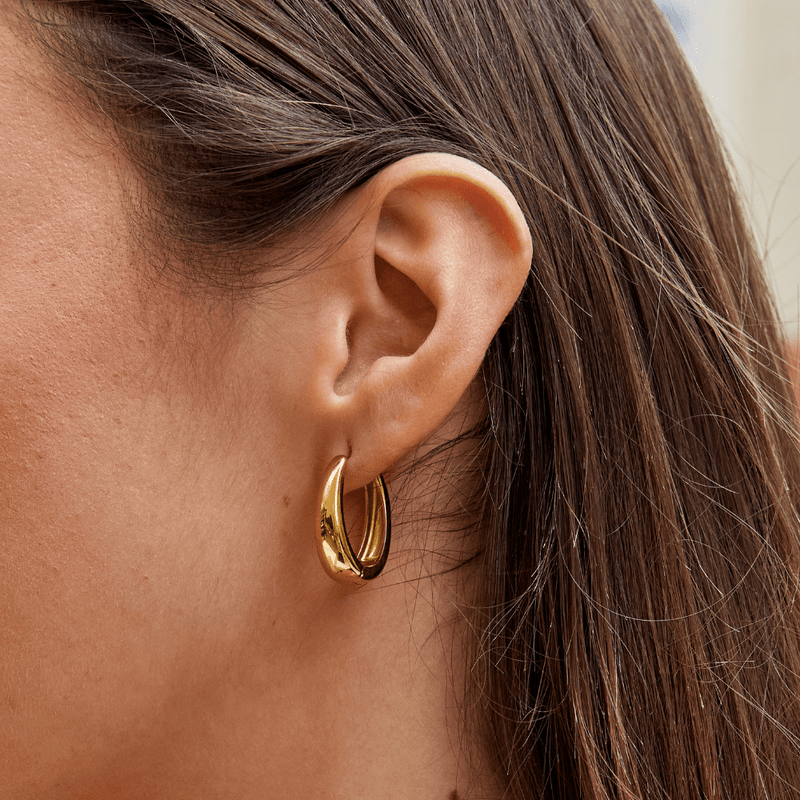 Ayla – Pendientes clásicos con acabado redondeado y un sutil brillo pulido