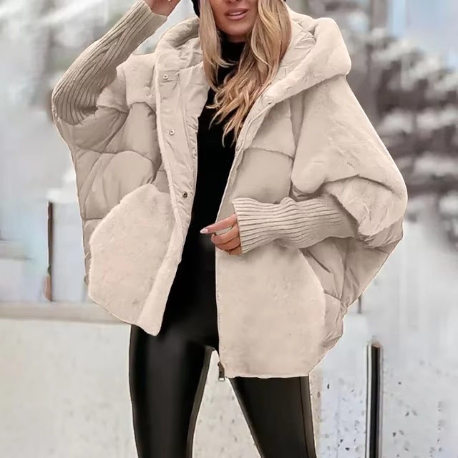 Lunivara – Oversized Gewatteerde Jas met Capuchon en Geribde Manchetten