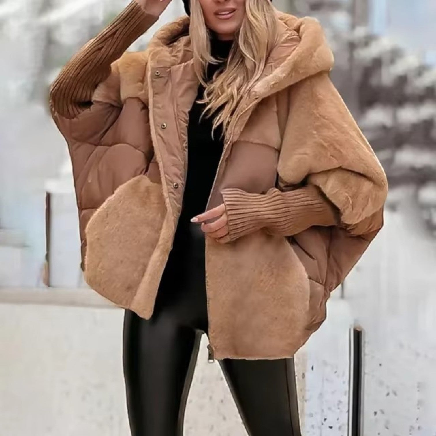 Lunivara – Oversized Gewatteerde Jas met Capuchon en Geribde Manchetten