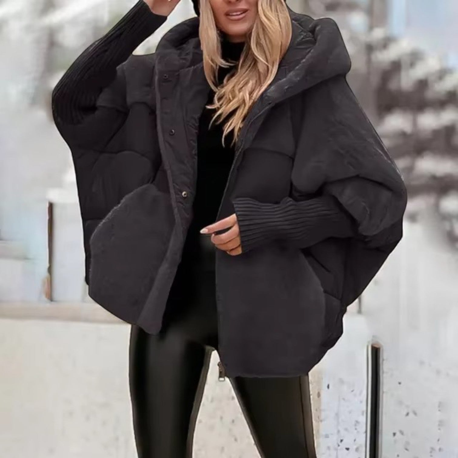 Lunivara – Oversized Gewatteerde Jas met Capuchon en Geribde Manchetten