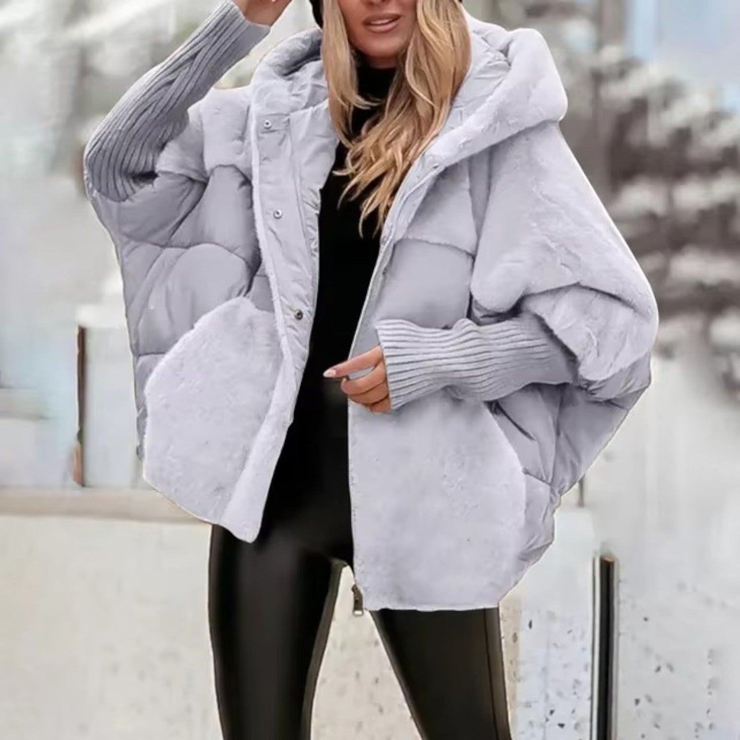 Lunivara – Oversized Gewatteerde Jas met Capuchon en Geribde Manchetten