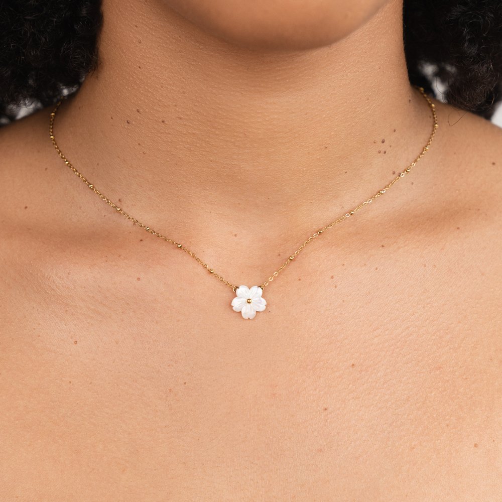 Isla – Bloemenhangerketting met cirkelvormige bedel en delicate gelaagde ketting