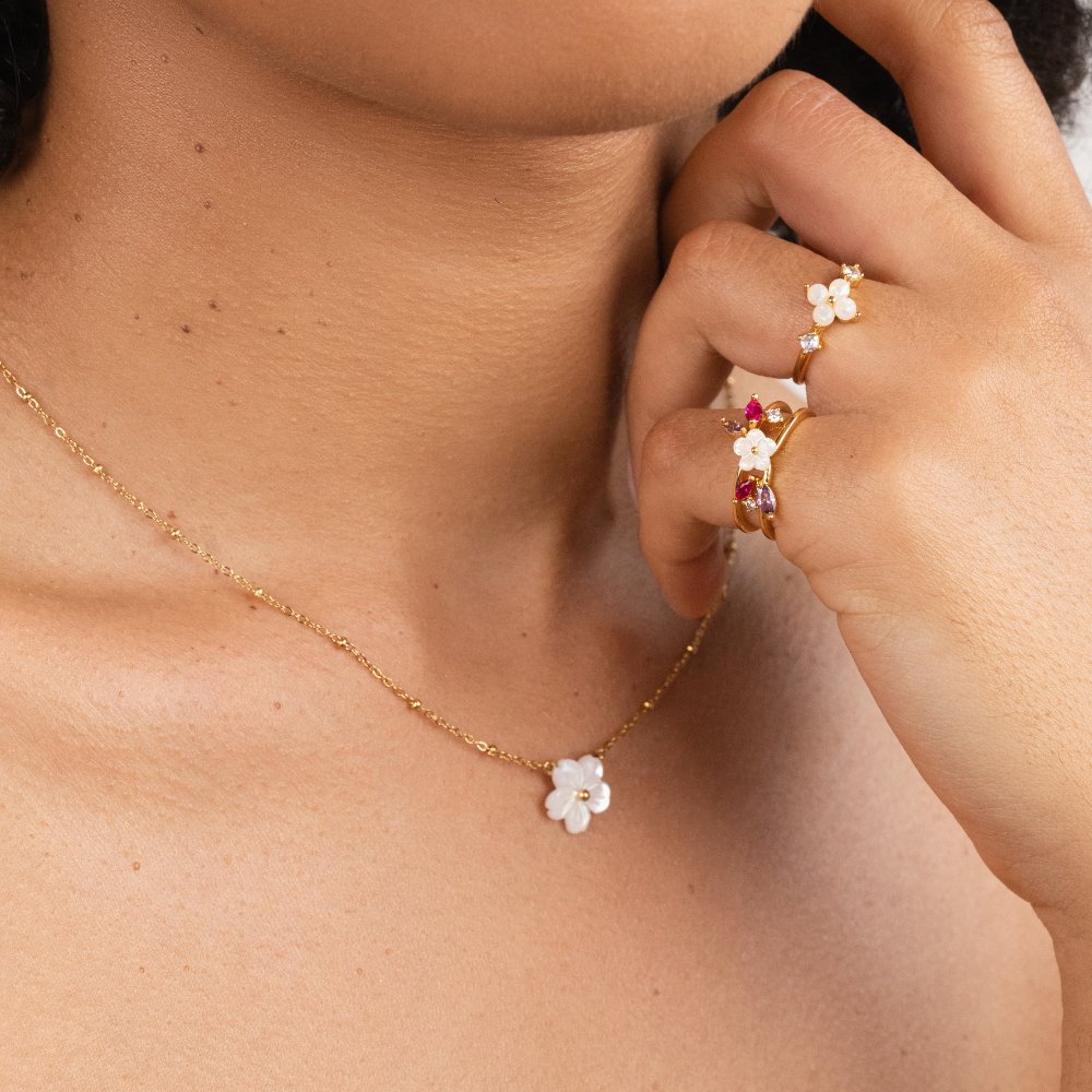 Isla – Bloemenhangerketting met cirkelvormige bedel en delicate gelaagde ketting