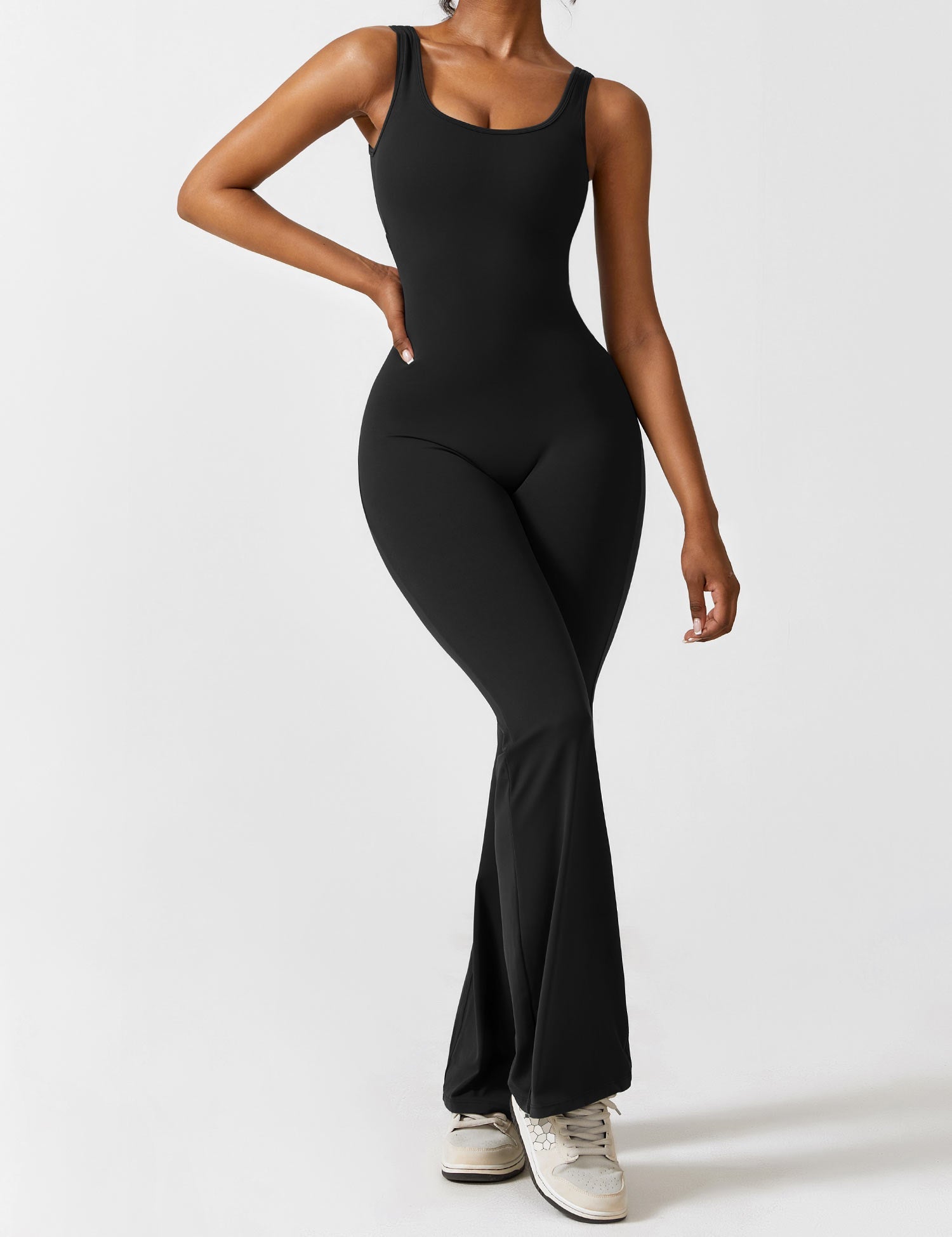 Ayla – Eendelige jumpsuit met holle zijkanten en V-rugontwerp