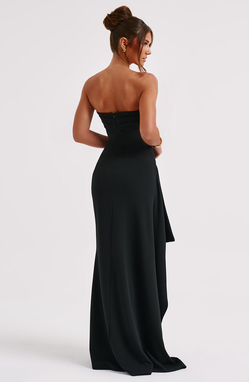 Izabella - Tijdloze zwarte elegantie met verfijnde details en een comfortabele pasvorm